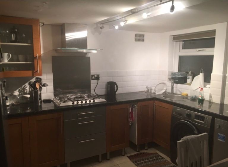 Lovely large double room in house share (TW14)