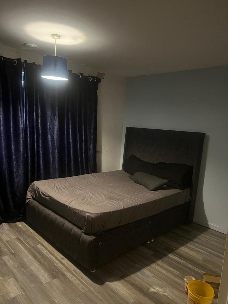 Large double room perfect for couples Crosbie house, Walthamstow (E17 3EP)