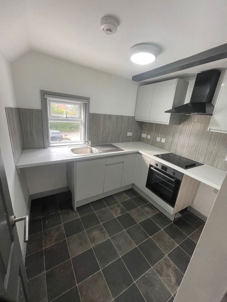 🏡✨ Spacious 2-Bedroom Flat in Burnham SL1 7JX – Private Parking + Bills Included! 🚗🚇