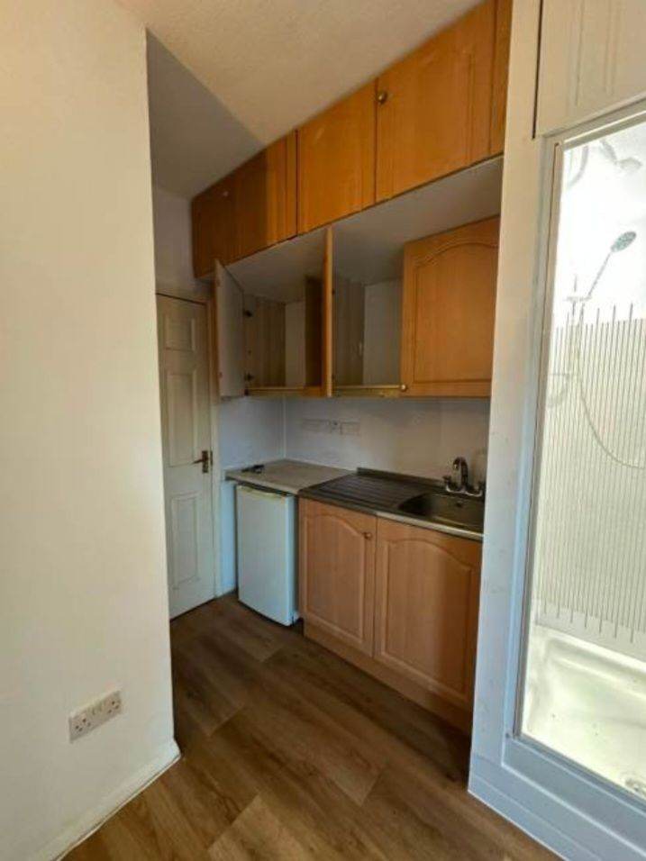 🏡 Furnished Ground-Floor Studio Flat in Dagenham, RM9 6AJ | £950 PCM | All Bills Inclusive