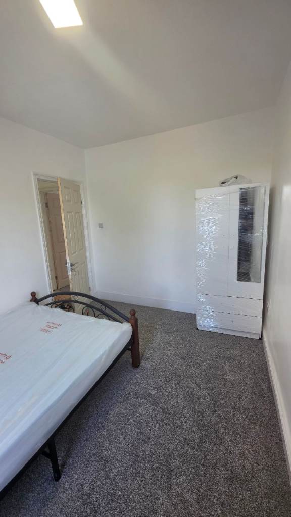 🏡 SPACIOUS DOUBLE ROOM FOR COUPLES – E13 8RT | ALL BILLS INCLUDED! ✨