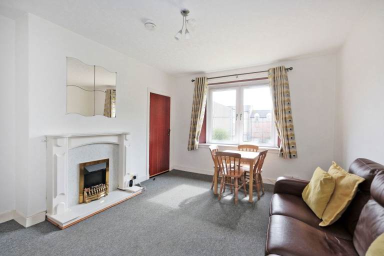 Fully furnished 2 bed upstairs flat, opposite to Aberdeen Uni, available immediately