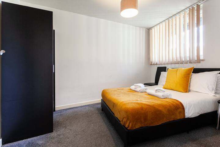 Double Room Available in Trinity Court, (M15 6AR)