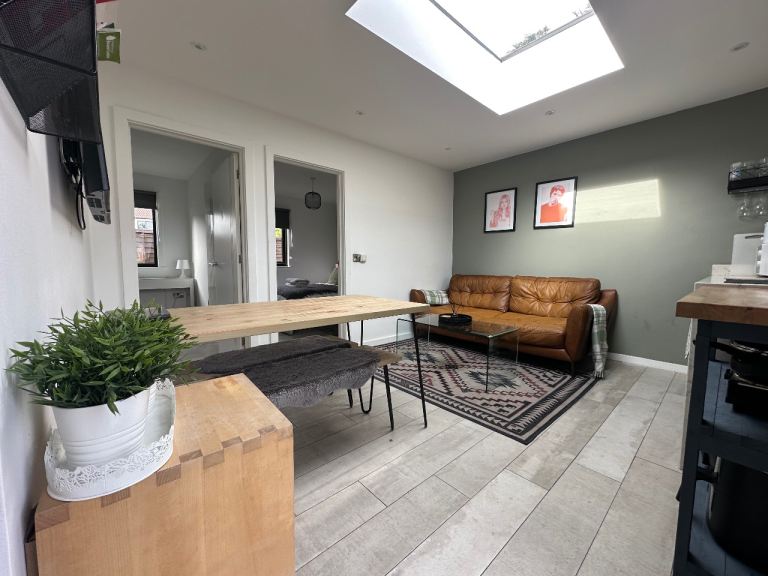 2 kingsize bedroom property close to city centre and supermarket (CB4 3ER)