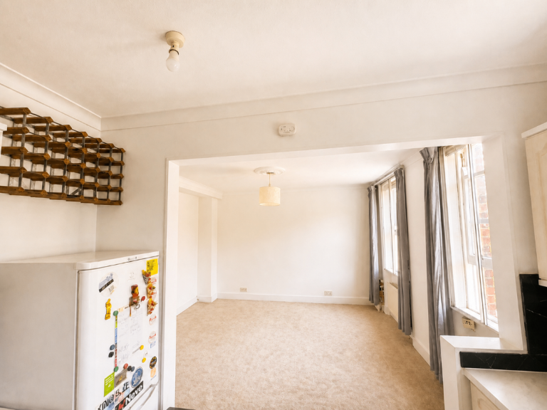 Bright 2-Bed Flat overseeing Nevern Square, Earl's Court SW5 9PD