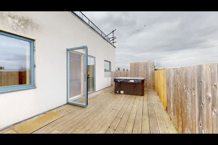 Spacious Double Room in 2-Bed 2-Bath Flat – Chingford, E4 8JL