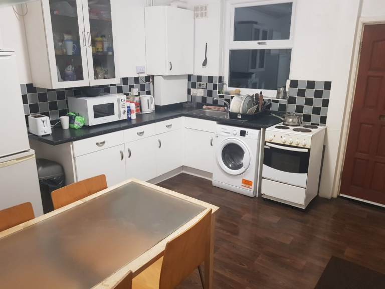🏡✨ Spacious Double Bedroom in Sheffield S2 4TD – Fully Furnished | Bills Included | 10mins walk to City Centre! 🚆