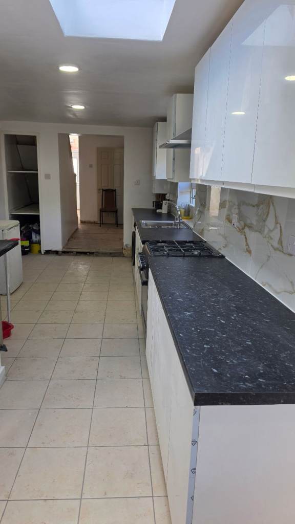 🏡 SPACIOUS DOUBLE ROOM FOR COUPLES – E13 8RT | ALL BILLS INCLUDED! ✨