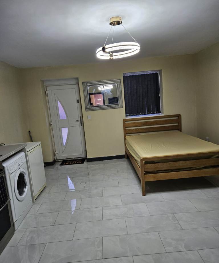 Modern Studio Flat to Let – Working Single/Couple – Bills Included (Tipton) (DY4 0TN)