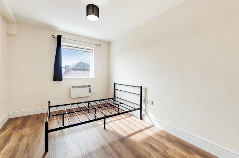 Spacious Double Room in 2-Bed 2-Bath Flat – Chingford, E4 8JL
