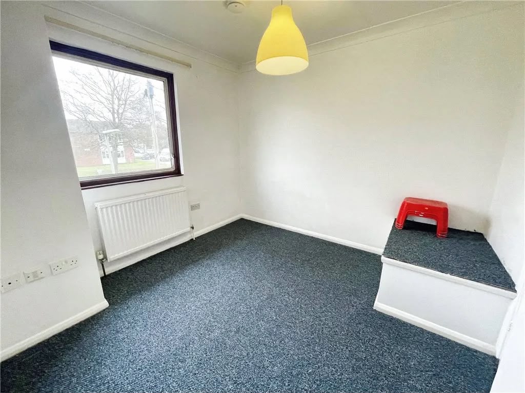 🏡 Spacious 4-Bedroom House – TW20 0TQ