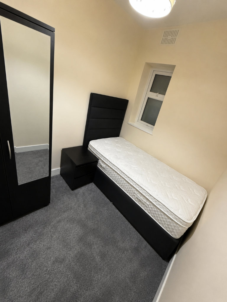 🏡✨ Fully Furnished Single Room in RM6 6SU – All Bills Included | Quiet Family Home!