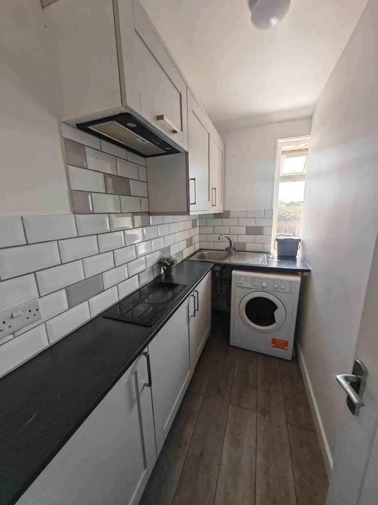 🏡 Furnished 2-Bedroom Flat  to Rent – Rushden, NN10 9QG