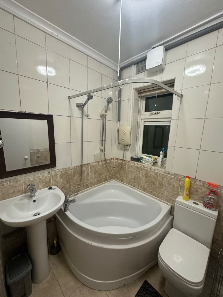 NEWLY RENOVATED DOUBLE ROOM IN DAGENHAM RM9 6L | PRIVATE FRIDGE/FREEZER | ALL BILLS INCLUDED 🔥  📍 Location: Rowdowns Road, Dagenham, London 📮 Postcode: RM9 6L