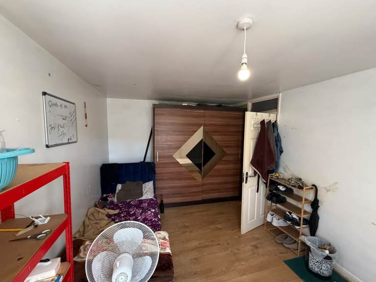 Bed space for male in a Double Room Lathom rd, EASTHAM (E6 2DY)