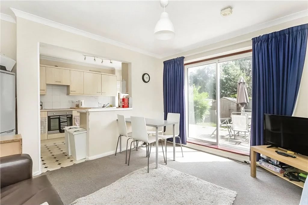 🏡 Spacious 4-Bedroom House – TW20 0TQ