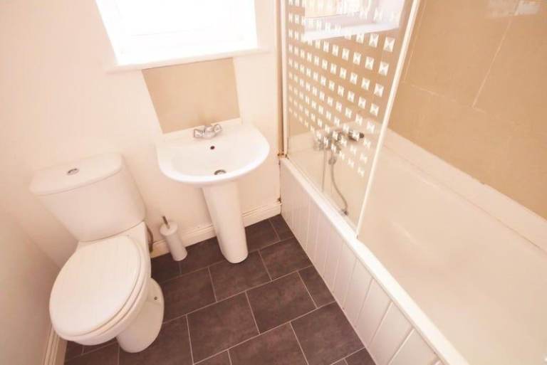 🏡 Spacious Fully Furnished Double Room to Rent | All Bills Included | Narborough Road, Leicester LE3 1AX