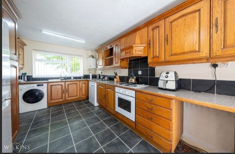 FURNISHED DOUBLE BEDROOM FOR RENT - £650per month all bills included (B77)