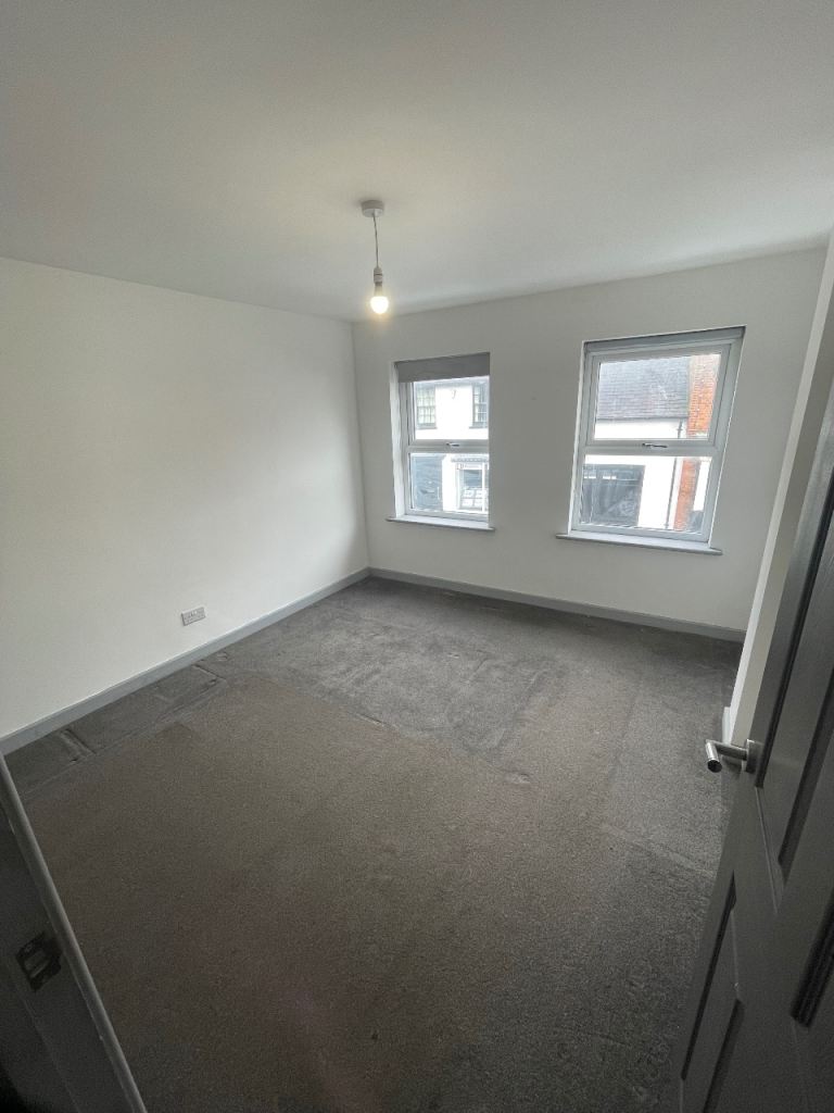 🏡✨ Spacious 2-Bedroom Flat in Burnham SL1 7JX – Private Parking + Bills Included! 🚗🚇