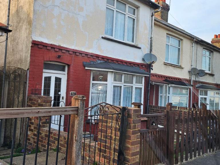 Spacious Two bedroom En-terraced house to let - Chatham ME4