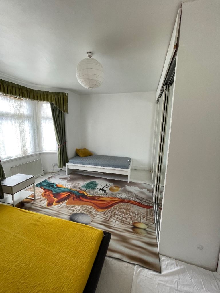 Very clean and massive Double Room in Manor Park E12 5PN