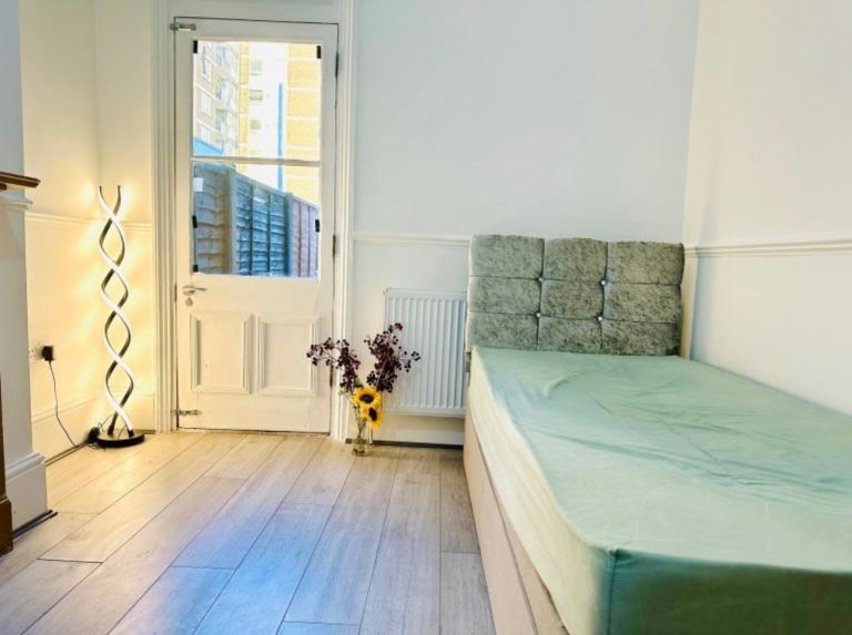 Two Spacious Double Rooms for Professional Male Available in Thornton Heath (CR7 8RB)