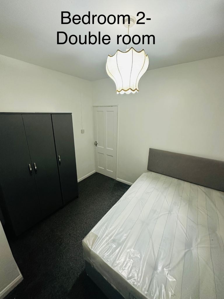NEWLY RENOVATED DOUBLE ROOM IN DAGENHAM RM9 6L | PRIVATE FRIDGE/FREEZER | ALL BILLS INCLUDED 🔥  📍 Location: Rowdowns Road, Dagenham, London 📮 Postcode: RM9 6L